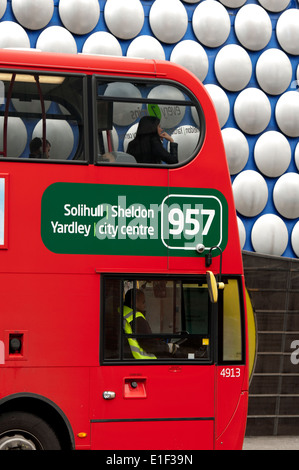 Un bus à impériale par magasin Selfridges, Birmingham, UK Banque D'Images