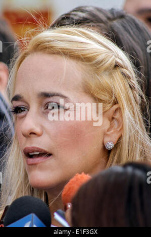 Caracas, Venezuela. 2 juin, 2014. Lilian Tintori, épouse du chef de l'opposition du Venezuela Leopoldo Lopez, parle avec les médias à son arrivée au palais de justice de Caracas, Venezuela, le 2 juin 2014. Leopoldo Lopez ont assisté à son audience préliminaire au tribunal lundi. Les autorités vénézuéliennes en avril officiellement accusé emprisonné leader de l'opposition de droite Leopoldo Lopez avec l'incitation à la violence, le vandalisme et le complot pour son implication dans des manifestations violentes qui ont fait 39 morts depuis le début de février. © Manuel Hernandez/Xinhua/Alamy Live News Banque D'Images