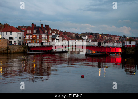 Le pont tournant sur la rivière Esk au crépuscule. Whitby, North Yorkshire. Mars. Banque D'Images