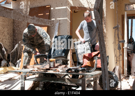 U.S. Air Force capitaine principal Sgt. Kevin Tucker, à gauche, un spécialiste des affaires publiques avec la 137e Escadre de ravitaillement en vol, New York un Banque D'Images