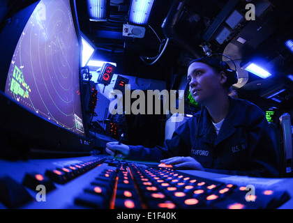 Contrôleur de la circulation aérienne de l'US Navy Airman Chelsea Pitchford surveille une console radar d'approche de l'air dans l'air traffic control cen Banque D'Images