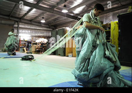 U.S. Air Force d'un membre de la 1re classe Roger Walters, droite, et l'Aviateur Senior James Perry pack parachutes au Camp Lemonier, à Djibouti, Banque D'Images