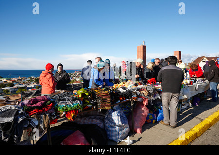 Les touristes à l'artisanat décroche à la cruz vue à Punta Arenas Chili Banque D'Images