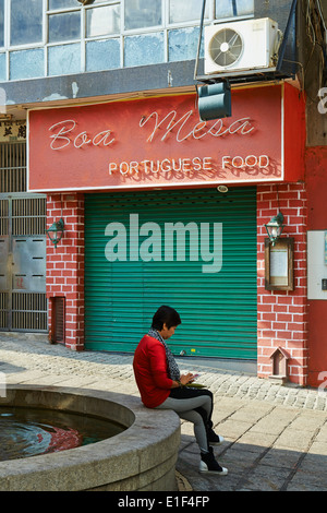 La Chine, Macao, tuiles sur le Traversa do Meio Banque D'Images