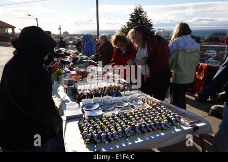 Les touristes à l'artisanat décroche à la cruz vue à Punta Arenas Chili Banque D'Images