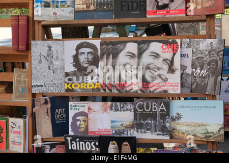 L'un des nombreux ouvrages consacrés à la vente bookstalls la révolution cubaine dans la Plaza de Armas, la vieille Havane, Cuba. Banque D'Images