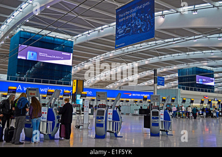 Vue sur la borne 5 Départ à l'aéroport de Heathrow, London, Londres, Angleterre, Royaume-Uni Banque D'Images