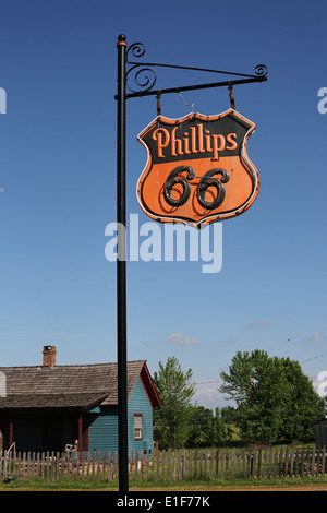 Un vieux Phillips 66 signe sur l'affichage à chêne rouge II à Carthage, Missouri. Banque D'Images