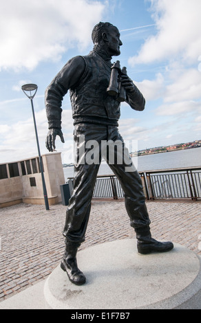 Le capitaine FJ Walker statue à l'Albert Docks, Liverpool Merseyside England UK Banque D'Images