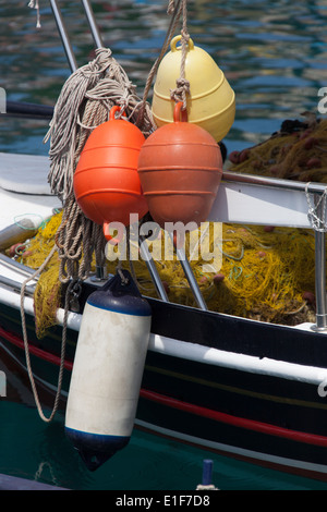 Village d'Agia Efimia, Céphalonie. Vue pittoresque sur les filets de pêche des bateaux amarrés au port d'Agia Efimia. Banque D'Images