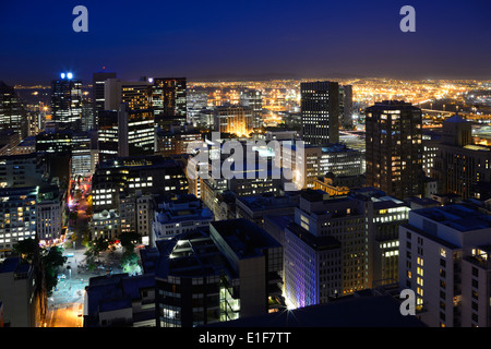 View of Cape Town's Central Business District dans la nuit Banque D'Images