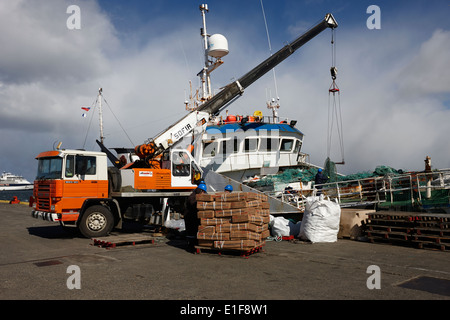 Le déchargement de la légine australe puerto ballena bateau de pêche au quai dans le port de Punta Arenas Chili Banque D'Images