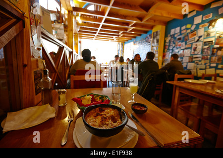 Bol de chaudrée de crabe royal de boulangerie le chupe de centollo avec pisco sour à l'intérieur restaurant la luna Punta Arenas Chili Banque D'Images