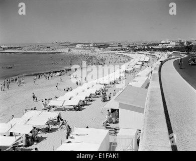 Praia de Santo Amaro est une plage située à Oeiras, au Portugal, connue pour ses vues panoramiques et ses possibilités de loisirs. Banque D'Images