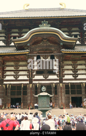 La lanterne à l'extérieur du Temple Todai-ji à Nara au Japon qui abrite la plus grande statue de bronze de Bouddha Vairocana Daibutsu 大仏 Banque D'Images