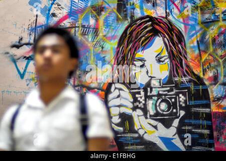 Makati, Philippines. 3 juin, 2014. Un homme passe devant une peinture murale colorée le long du plafond, d'un passage inférieur pour piétons dans le quartier financier de Makati, Metro Manila, Philippines, le 3 juin 2014.Photo : Ezra Acayan/NurPhoto NurPhoto Acayan © Ezra//ZUMAPRESS.com/Alamy Live News Banque D'Images