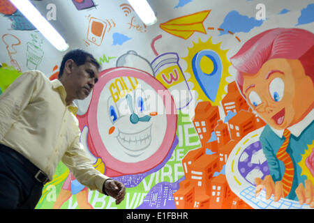 Makati, Philippines. 3 juin, 2014. Un homme passe devant une peinture murale colorée le long du plafond, d'un passage inférieur pour piétons dans le quartier financier de Makati, Metro Manila, Philippines, le 3 juin 2014.Photo : Ezra Acayan/NurPhoto NurPhoto Acayan © Ezra//ZUMAPRESS.com/Alamy Live News Banque D'Images