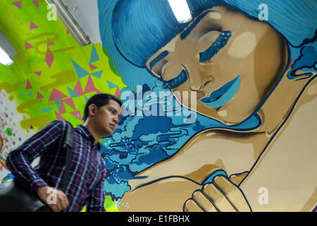 Makati, Philippines. 3 juin, 2014. Un homme passe devant une peinture murale colorée le long du plafond, d'un passage inférieur pour piétons dans le quartier financier de Makati, Metro Manila, Philippines, le 3 juin 2014.Photo : Ezra Acayan/NurPhoto NurPhoto Acayan © Ezra//ZUMAPRESS.com/Alamy Live News Banque D'Images