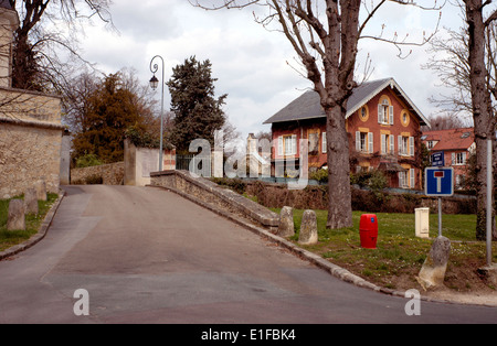 AJAXNETPHOTO - LOUVECIENNES,FRANCE. Voir peint par le peintre impressionniste Camille PISSARRO 1830-1903 - 'LE VILLAGE DE VOISINS, 1872." Photo:JONATHAN EASTLAND/AJAX REF:60904 285 Banque D'Images