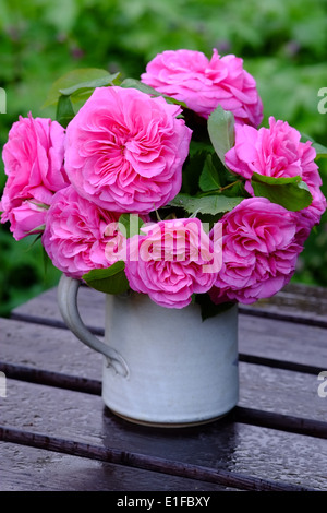 Un arrangement floral de Gertrude Jekyll Roses dans un pot de céramique Banque D'Images