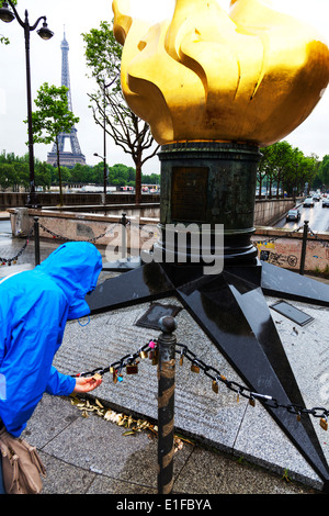 Flamme de la liberté commémorant la résistance française non officielle également hommage à la Princesse Diana Place de l Alma Paris France Banque D'Images