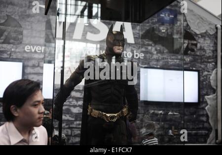 Kuala Lumpur, Malaisie. 2 juin, 2014. Batman figure sur l'affiche en période d'exposition à l'occasion de 75e anniversaire Batman shopping Kuala Lumpur le 02 juin, 2014.La célébration du 75e anniversaire de Batman en Malaisie, du 28 mai 2014 et se poursuivra jusqu'au 15 juin 2014. Photo : Mohd FIrdaus /NurPhoto NurPhoto © Firdaus/ZUMAPRESS.com/Alamy/Live News Banque D'Images