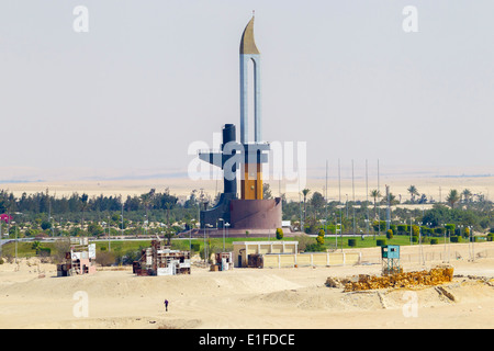AK-47 museler et près de Monument à baïonnette Ismailia Egypte Canal de Suez Banque D'Images