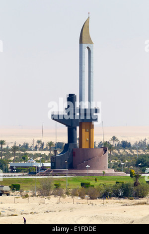 AK-47 museler et près de Monument à baïonnette Ismailia Egypte Canal de Suez Banque D'Images