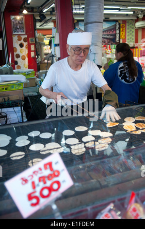Japon Tokyo Asakusa - vieil homme la préparation de gâteaux traditionnels Banque D'Images