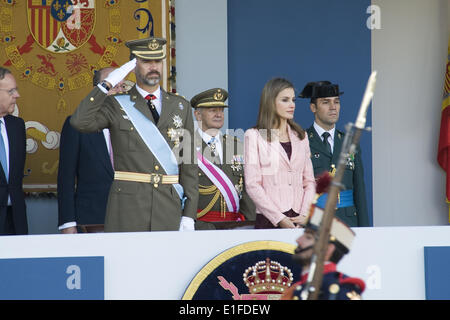 Madrid, Espagne. 12 octobre, 2013. PHOTO - Espagnol Prince Felipe et son épouse, la Princesse Letizia lors d'une cérémonie à Madrid, Espagne. Le roi d'Espagne Juan Carlos va abdiquer en faveur de son fils, le Prince Felipe, selon le premier ministre du pays. (Photo par Oscar Gonzalez/NurPhoto) © Oscar Gonzalez/NurPhoto ZUMAPRESS.com/Alamy/Live News Banque D'Images