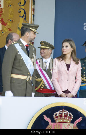 Madrid, Espagne. 12 octobre, 2013. PHOTO - Espagnol Prince Felipe et son épouse, la Princesse Letizia lors d'une cérémonie à Madrid, Espagne. Le roi d'Espagne Juan Carlos va abdiquer en faveur de son fils, le Prince Felipe, selon le premier ministre du pays. (Photo par Oscar Gonzalez/NurPhoto) © Oscar Gonzalez/NurPhoto ZUMAPRESS.com/Alamy/Live News Banque D'Images