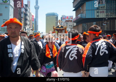 Tokyo Japon, mai 2014 - personnes assistent à la Sanja Matsuri festival à Asasuka. Banque D'Images