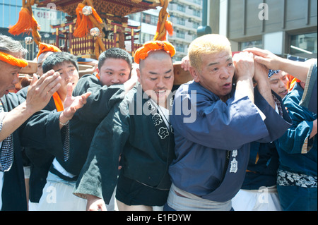 Tokyo Japon, mai 2014 - personnes assistent à la Sanja Matsuri festival à Asasuka. Banque D'Images