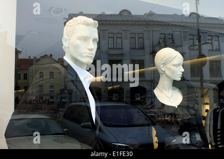 Boutique de luxe vitrine avec deux mannequins et de réflexions Banque D'Images