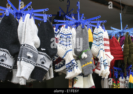 Chaussettes tissés colorés la pendaison pour vendre sur le marché Banque D'Images