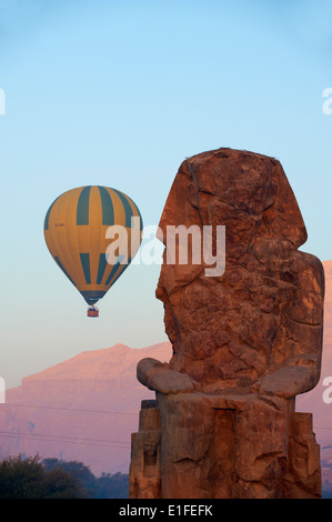 Colosses de Memnon, sculpté pour représenter la xviiième dynastie pharaon Aménophis III, rive ouest du Nil, à Thèbes, Egypte Banque D'Images