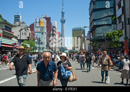 Quartier Asakusa avec la tour de télévision, Tokyo, Japon, Asie 2014 Banque D'Images