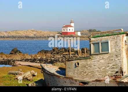 Vieux bateau étançonnées et le phare de coquille River, également appelé Bandon Lumière, dans Bullards Beach State Park. Construit en 1896, Banque D'Images