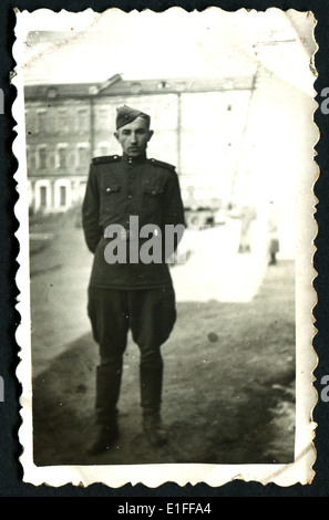 Urss - circa 1960 : Un ancien studio photo, portrait d'un des soldats de l'Armée Rouge Banque D'Images