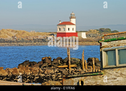 Vieux bateau étançonnées et le phare de coquille River, également appelé Bandon Lumière, dans Bullards Beach State Park. Construit en 1896, Banque D'Images