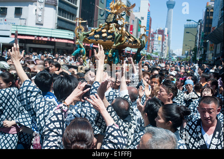 Tokyo Japon, mai 2014 - personnes assistent à la Sanja Matsuri festival à Asasuka. Banque D'Images