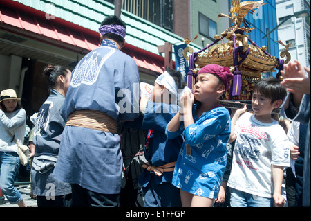 Tokyo Japon, mai 2014 - personnes assistent à la Sanja Matsuri festival à Asasuka. Banque D'Images