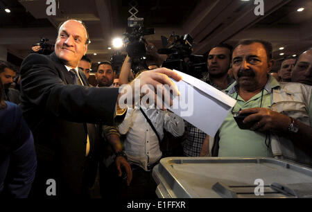 Damas, Syrie. 3 juin, 2014. Hassan Abdallah al-Nuri(L), l'un des trois candidats à la présidence syrienne, jette son bulletin de vote à Damas, en Syrie, le 3 juin 2014. Credit : Zhang Naijie/Xinhua/Alamy Live News Banque D'Images