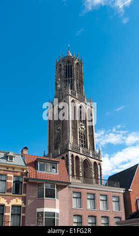 La tour de la cathédrale gothique au-dessus d'une rangée de maisons historiques de Utrecht, Pays-Bas Banque D'Images
