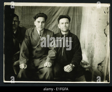 Urss - circa 1977 : une ancienne photo montre un portrait de deux hommes Banque D'Images