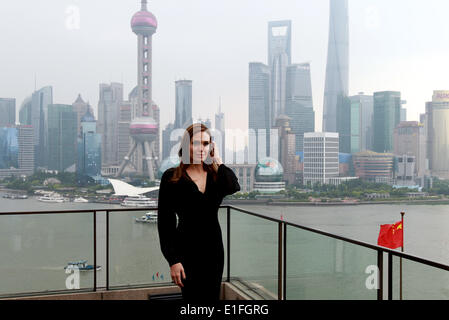 Shanghai, Chine. 3 juin, 2014. L'actrice américaine Angelina Jolie répond aux médias sur le Bund de Shanghai dans l'est de la Chine, le 3 juin 2014. Angelina Jolie va promouvoir 'Maleficent', un film d'aventure fantastique elle a joué dans, au cours de sa visite à Shanghai, qui est aussi son premier temps de la Chine continentale. 'Maleficent' s'affiche dans la partie continentale de Chine le 20 juin. Ren : crédit de Long/Xinhua/Alamy Live News Banque D'Images