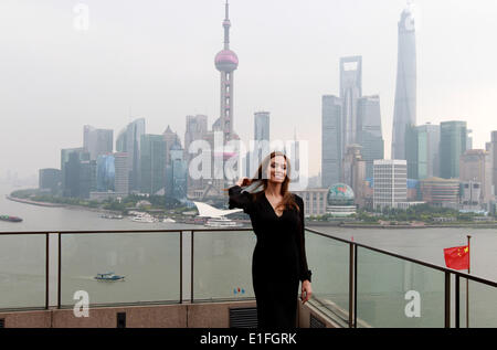 Shanghai, Chine. 3 juin, 2014. L'actrice américaine Angelina Jolie répond aux médias sur le Bund de Shanghai dans l'est de la Chine, le 3 juin 2014. Angelina Jolie va promouvoir 'Maleficent', un film d'aventure fantastique elle a joué dans, au cours de sa visite à Shanghai, qui est aussi son premier temps de la Chine continentale. 'Maleficent' s'affiche dans la partie continentale de Chine le 20 juin. Ren : crédit de Long/Xinhua/Alamy Live News Banque D'Images