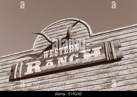 Skull bull et western ranch sur une façade en bois Banque D'Images