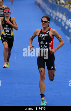 Helen Jenkins exécuter à la ligne d'arrivée lors de l'ITU Triathlon 2014 tenue à Londres Banque D'Images