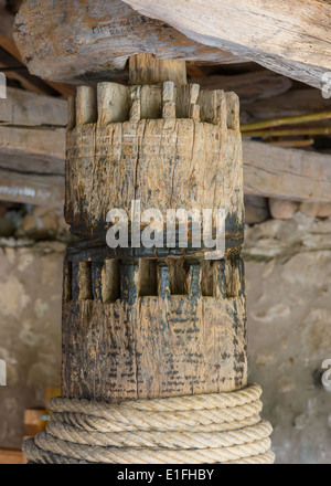 Gros plan du treuil en bois cadre pour les paquets de transfert, monastère de Varlaam, les Météores Kalambaka, Grèce Banque D'Images